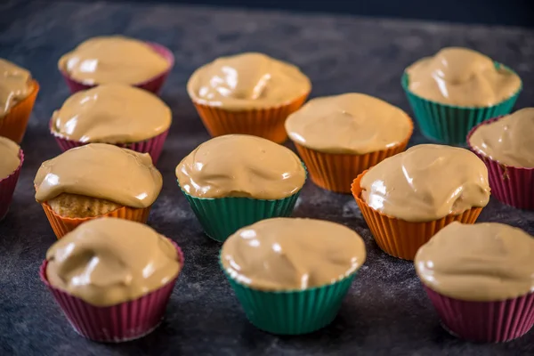 Gâteaux Faits Maison Fraîchement Confectionnés Dans Des Moules Silicone Sur — Photo