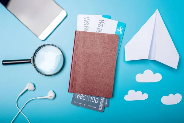 Billetes Aéreos Con Pasaporte Avión Papel Sobre Fondo Azul Vista — Foto de Stock