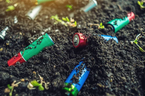 사용된 알카라인 배터리는 토양에 거짓말 가정용 쓰레기와 오염의 — 스톡 사진