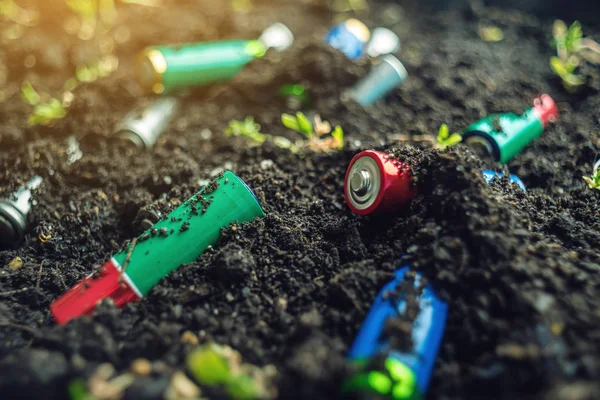 Las Baterías Alcalinas Usadas Encuentran Suelo Donde Crecen Las Plantas —  Fotos de Stock