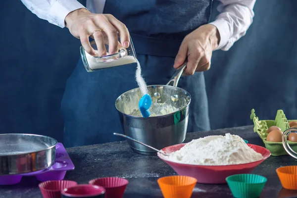 Pastelería Chef Delantal Negro Proceso Hacer Cupcakes Ingredientes Sobre Fondo — Foto de Stock