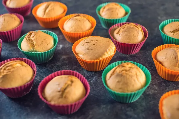 Gâteaux Faits Maison Fraîchement Confectionnés Dans Des Moules Silicone Sur — Photo