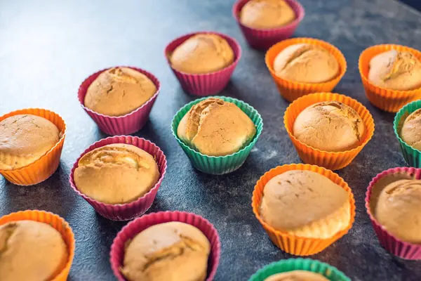 Gâteaux Faits Maison Fraîchement Confectionnés Dans Des Moules Silicone Sur — Photo