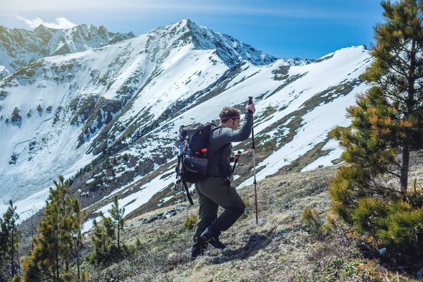 Muž Tramp Trekingových Holí Stojí Zasněžených Horách Úpatí Vrcholu Slunečného — Stock fotografie