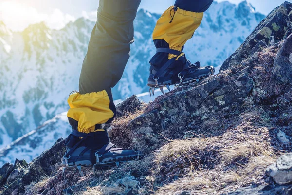 Bergsteiger Steigeisen Steht Auf Den Felsen Vor Dem Eingang Zum — Stockfoto