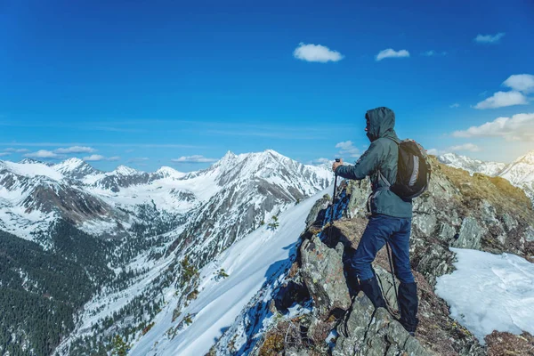 Wanderer Mit Trekkingstöcken Stehen Bei Sonnigem Wetter Den Verschneiten Bergen — Stockfoto