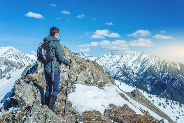 Wanderer Mit Trekkingstöcken Stehen Bei Sonnigem Wetter Den Verschneiten Bergen — Stockfoto