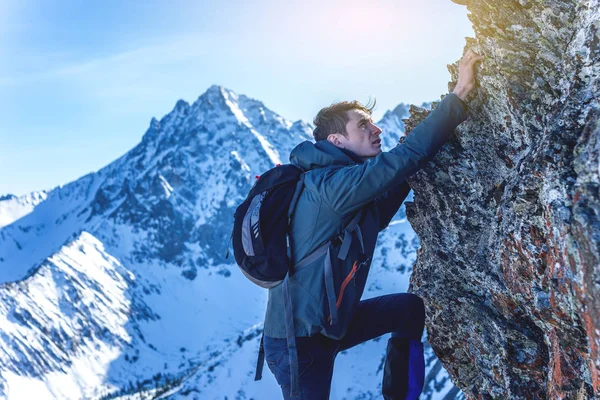 Mann Der Mit Einem Rucksack Auf Felsigen Felsen Auf Den — Stockfoto