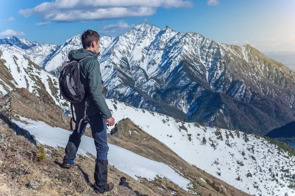 Man Hiker Erge Cima Guarda Cielo Montagne Innevate Intorno Con — Foto Stock