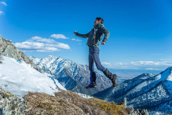 Mann Touristen Wanderer Hochsprung Hintergrund Der Verschneiten Berge Konzept Von — Stockfoto
