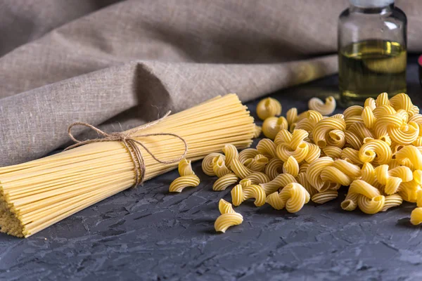 Μακαρόνια Άβραστα Ιταλικά Ζυμαρικά Και Συστατικά Για Μαγείρεμα Στην Κουζίνα — Φωτογραφία Αρχείου