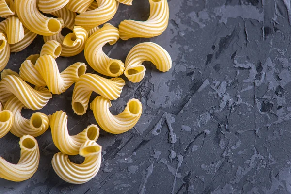 Άψητα Ιταλικά Ζυμαρικά Μορφή Σπείρες Σκούρο Φόντο Έννοια Της Σύνθεσης — Φωτογραφία Αρχείου