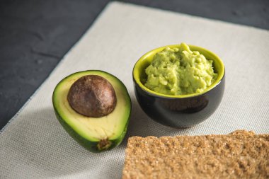 Soğuk meze masada ekmek ile püresi avokado et. Organik Eko ürünler gelen kavramı geleneksel Meksika yemeği