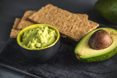 Soğuk meze masada ekmek ile püresi avokado et. Organik Eko ürünler gelen kavramı geleneksel Meksika yemeği