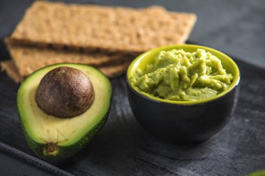 Soğuk meze masada ekmek ile püresi avokado et. Organik Eko ürünler gelen kavramı geleneksel Meksika yemeği