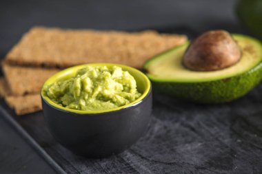 Soğuk meze masada ekmek ile püresi avokado et. Organik Eko ürünler gelen kavramı geleneksel Meksika yemeği