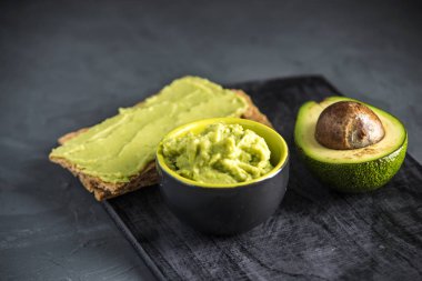 Soğuk meze masada ekmek ile püresi avokado et. Organik Eko ürünler gelen kavramı geleneksel Meksika yemeği