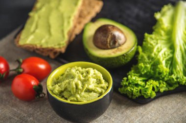 Ekmek ve sebze masada püresi avokado hamuru geleneksel Meksika soğuk meze yaptı. Kavram sağlıklı vejetaryen kahvaltı