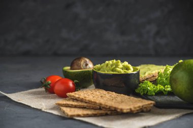 Ekmek ve sebze masada püresi avokado hamuru geleneksel Meksika soğuk meze yaptı. Kavram sağlıklı vejetaryen kahvaltı