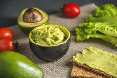 Ekmek ve sebze masada püresi avokado hamuru geleneksel Meksika soğuk meze yaptı. Kavram sağlıklı vejetaryen kahvaltı