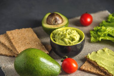 Ekmek ve sebze masada püresi avokado hamuru geleneksel Meksika soğuk meze yaptı. Kavram sağlıklı vejetaryen kahvaltı