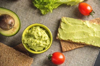 Ekmek ve sebze masada püresi avokado hamuru geleneksel Meksika soğuk meze yaptı. Kavram sağlıklı vejetaryen kahvaltı