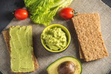 Ekmek ve sebze masada püresi avokado hamuru geleneksel Meksika soğuk meze yaptı. Kavram sağlıklı vejetaryen kahvaltı