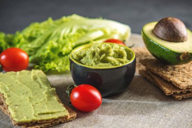 Ekmek ve sebze masada püresi avokado hamuru geleneksel Meksika soğuk meze yaptı. Kavram sağlıklı vejetaryen kahvaltı