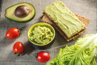Ekmek ve sebze masada püresi avokado hamuru geleneksel Meksika soğuk meze yaptı. Kavram sağlıklı vejetaryen kahvaltı
