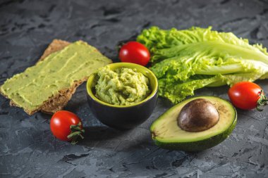 Geleneksel Meksika soğuk meze ile ekmek ve karanlık bir arka plan üzerinde Sebze püresi avokado hamuru yapılır. Kavram sağlıklı vejetaryen kahvaltı