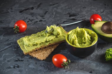 Geleneksel Meksika soğuk meze ile ekmek ve karanlık bir arka plan üzerinde Sebze püresi avokado hamuru yapılır. Kavram sağlıklı vejetaryen kahvaltı