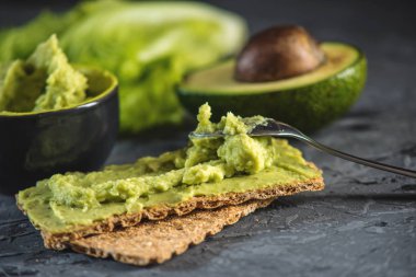 Ekmek ve sebze masada püresi avokado hamuru geleneksel Meksika soğuk meze yaptı. Kavram yeşil sağlıklı vejetaryen kahvaltı