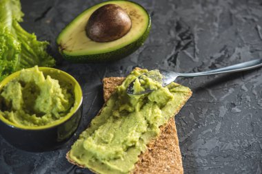 Ekmek ve sebze masada püresi avokado hamuru geleneksel Meksika soğuk meze yaptı. Kavram yeşil sağlıklı vejetaryen kahvaltı
