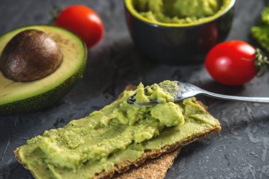 Geleneksel Meksika soğuk meze ile ekmek ve karanlık bir arka plan üzerinde Sebze püresi avokado hamuru yapılır. Kavram sağlıklı vejetaryen kahvaltı