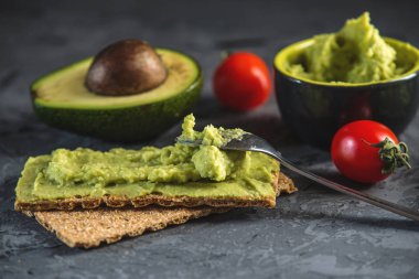 Geleneksel Meksika soğuk meze ile ekmek ve karanlık bir arka plan üzerinde Sebze püresi avokado hamuru yapılır. Kavram sağlıklı vejetaryen kahvaltı