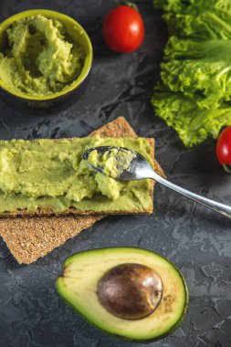 Geleneksel Meksika soğuk meze ile ekmek ve karanlık bir arka plan üzerinde Sebze püresi avokado hamuru yapılır. Kavram sağlıklı vejetaryen kahvaltı