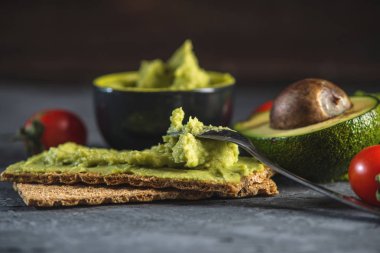 Geleneksel Meksika soğuk meze ile ekmek ve karanlık bir arka plan üzerinde Sebze püresi avokado hamuru yapılır. Kavram sağlıklı vejetaryen kahvaltı