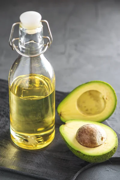Groene Avocado Fruit Olie Glazen Fles Donkere Achtergrond Concept Biologische — Stockfoto