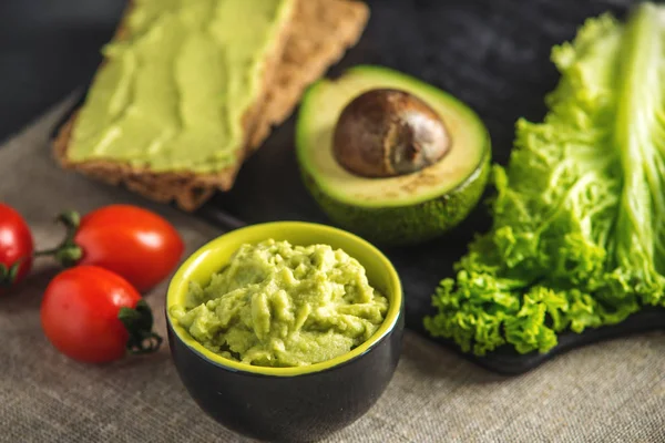 Ekmek ve sebze masada püresi avokado hamuru geleneksel Meksika soğuk meze yaptı. Kavram sağlıklı vejetaryen kahvaltı