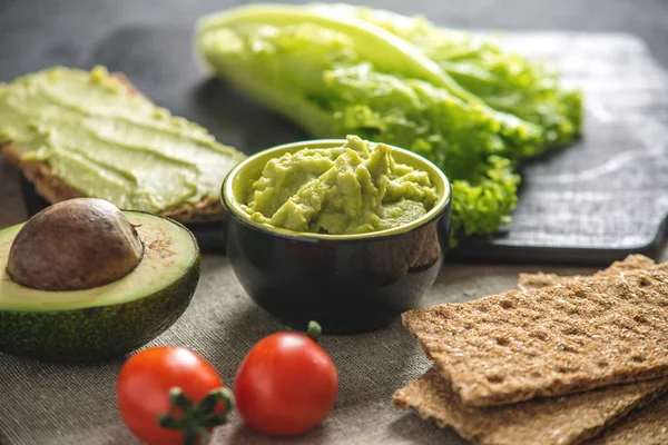 Ekmek ve sebze masada püresi avokado hamuru geleneksel Meksika soğuk meze yaptı. Kavram sağlıklı vejetaryen kahvaltı
