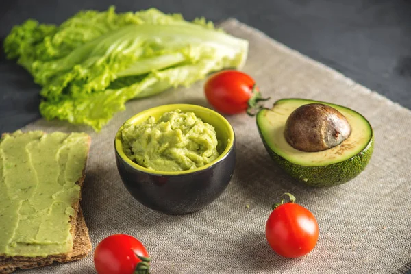 Ekmek ve sebze masada püresi avokado hamuru geleneksel Meksika soğuk meze yaptı. Kavram sağlıklı vejetaryen kahvaltı