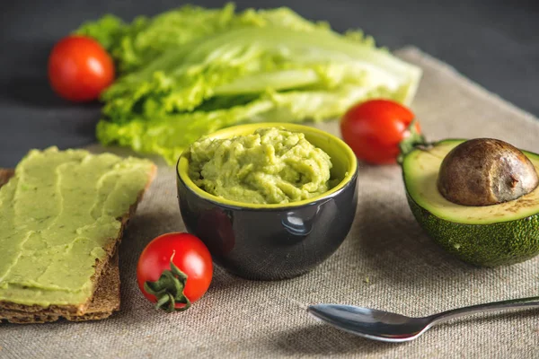 Ekmek ve sebze masada püresi avokado hamuru geleneksel Meksika soğuk meze yaptı. Kavram sağlıklı vejetaryen kahvaltı