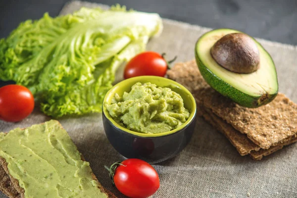 Ekmek ve sebze masada püresi avokado hamuru geleneksel Meksika soğuk meze yaptı. Kavram sağlıklı vejetaryen kahvaltı