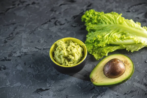 Ekmek ve sebze masada püresi avokado hamuru geleneksel Meksika soğuk meze yaptı. Kavram yeşil sağlıklı vejetaryen kahvaltı