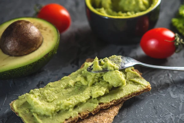 Geleneksel Meksika soğuk meze ile ekmek ve karanlık bir arka plan üzerinde Sebze püresi avokado hamuru yapılır. Kavram sağlıklı vejetaryen kahvaltı