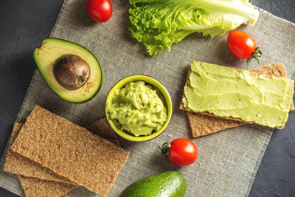 Ekmek ve sebze masada püresi avokado hamuru geleneksel Meksika soğuk meze yaptı. Kavram sağlıklı vejetaryen kahvaltı