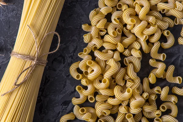 Μακαρόνια Άβραστα Ιταλικά Ζυμαρικά Και Cavatappi Ανθέων Του Σκληρού Σίτου — Φωτογραφία Αρχείου