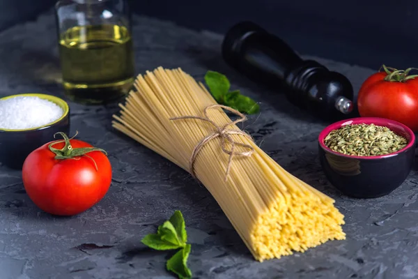 Uncooked Italian Pasta Spaghetti Ingredients Tomato Sauce Dark Background Concept — Stock Photo, Image