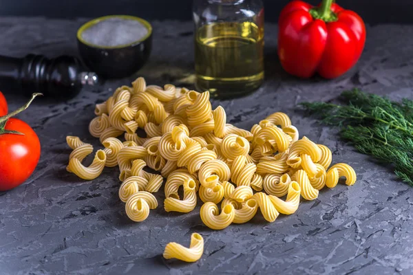 Αμαγείρευτα Ζυμαρικά Ιταλική Cavatappi Υλικά Για Την Σάλτσα Ντομάτας Σκούρο — Φωτογραφία Αρχείου