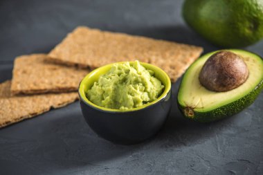 Soğuk meze masada ekmek ile püresi avokado et. Organik Eko ürünler gelen kavramı geleneksel Meksika yemeği